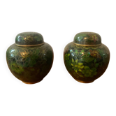 Paire de petits vases couverts en laiton et émail cloisonnée