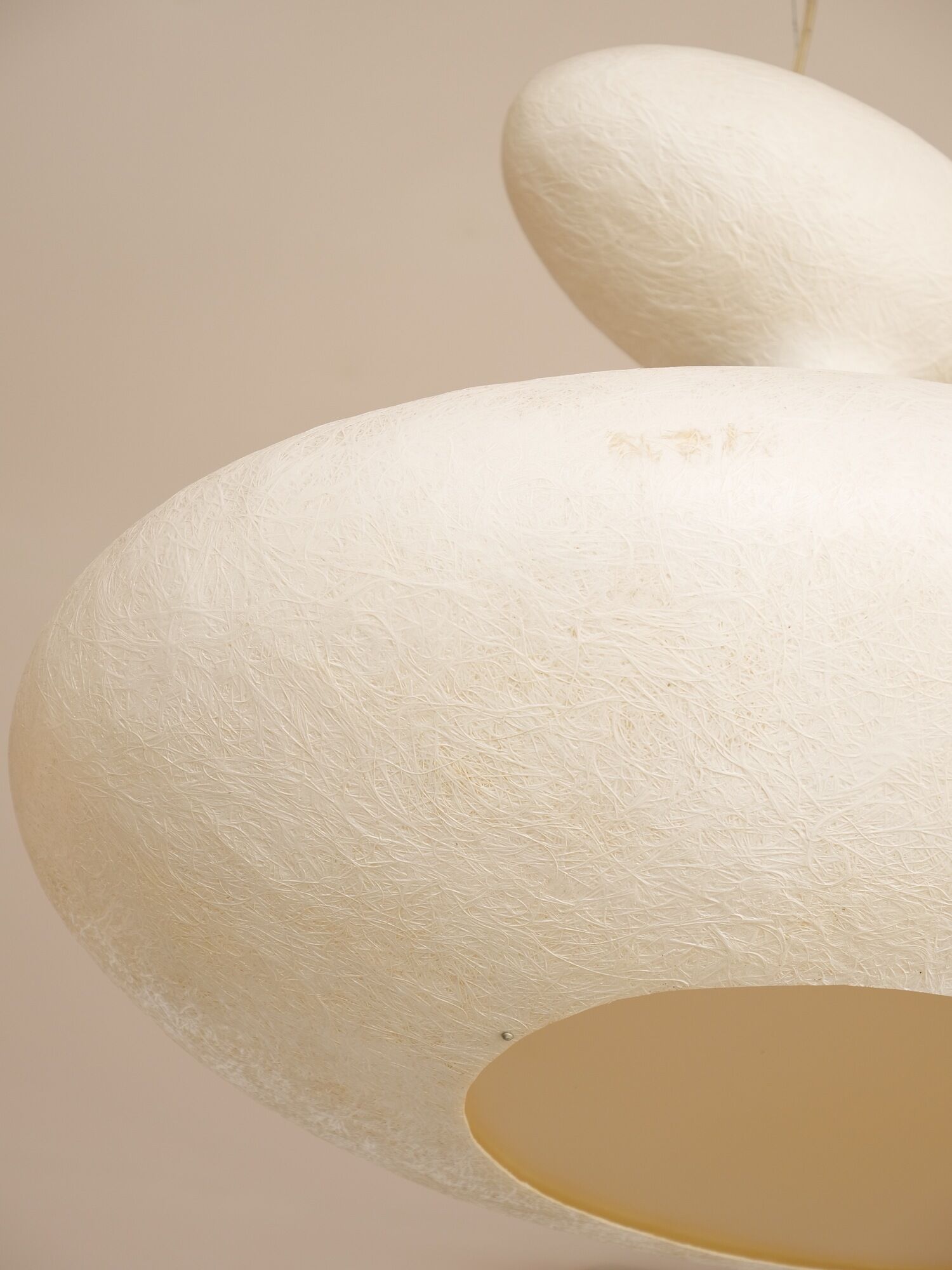 Organically shaped suspension made of ecological fibers