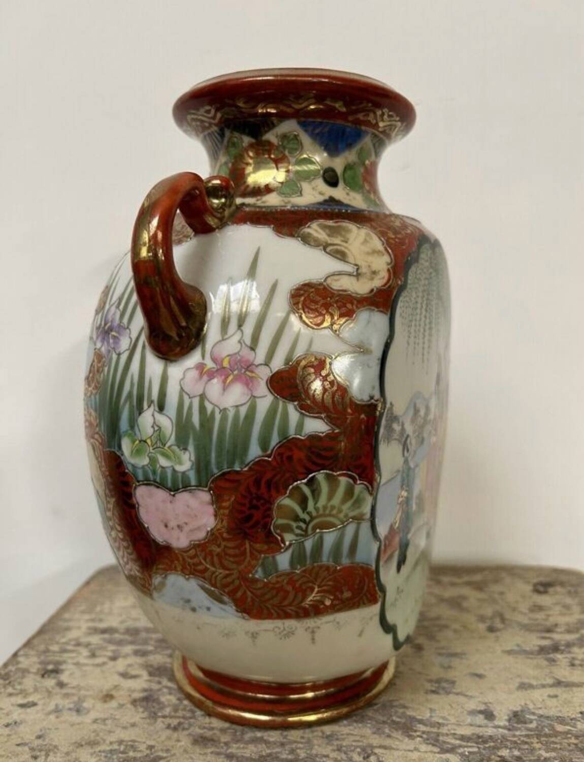 Vase japonais ancien amphore décor geisha émaillé rouge or signé