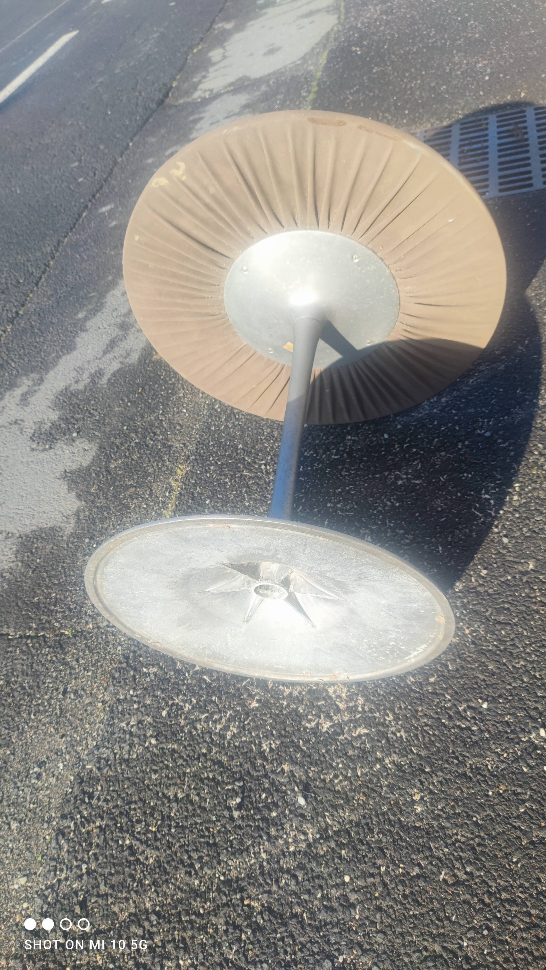 Table with tulip base in cast aluminum, circa 1960/70