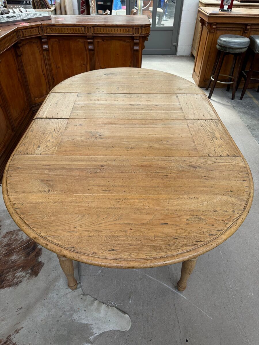 Round table in solid oak with its two extensions.