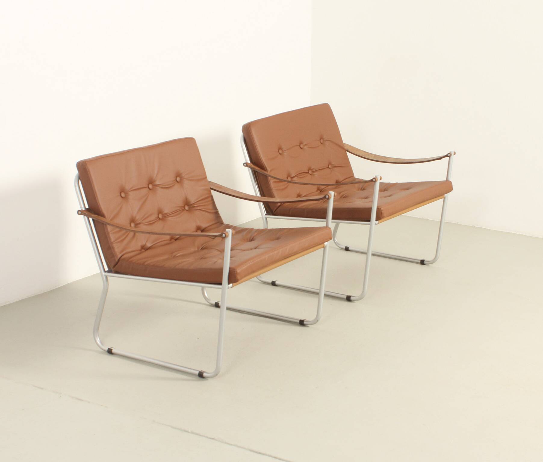 Paire de fauteuils de style safari avec accoudoirs en sangles de cuir, 1960