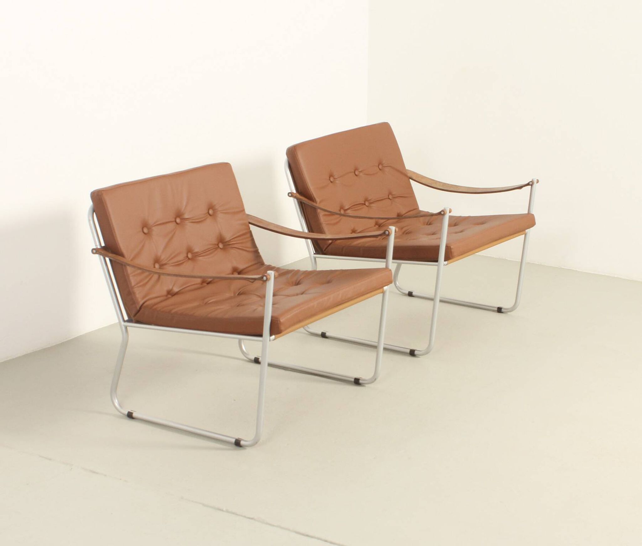 Paire de fauteuils de style safari avec accoudoirs en sangles de cuir, 1960