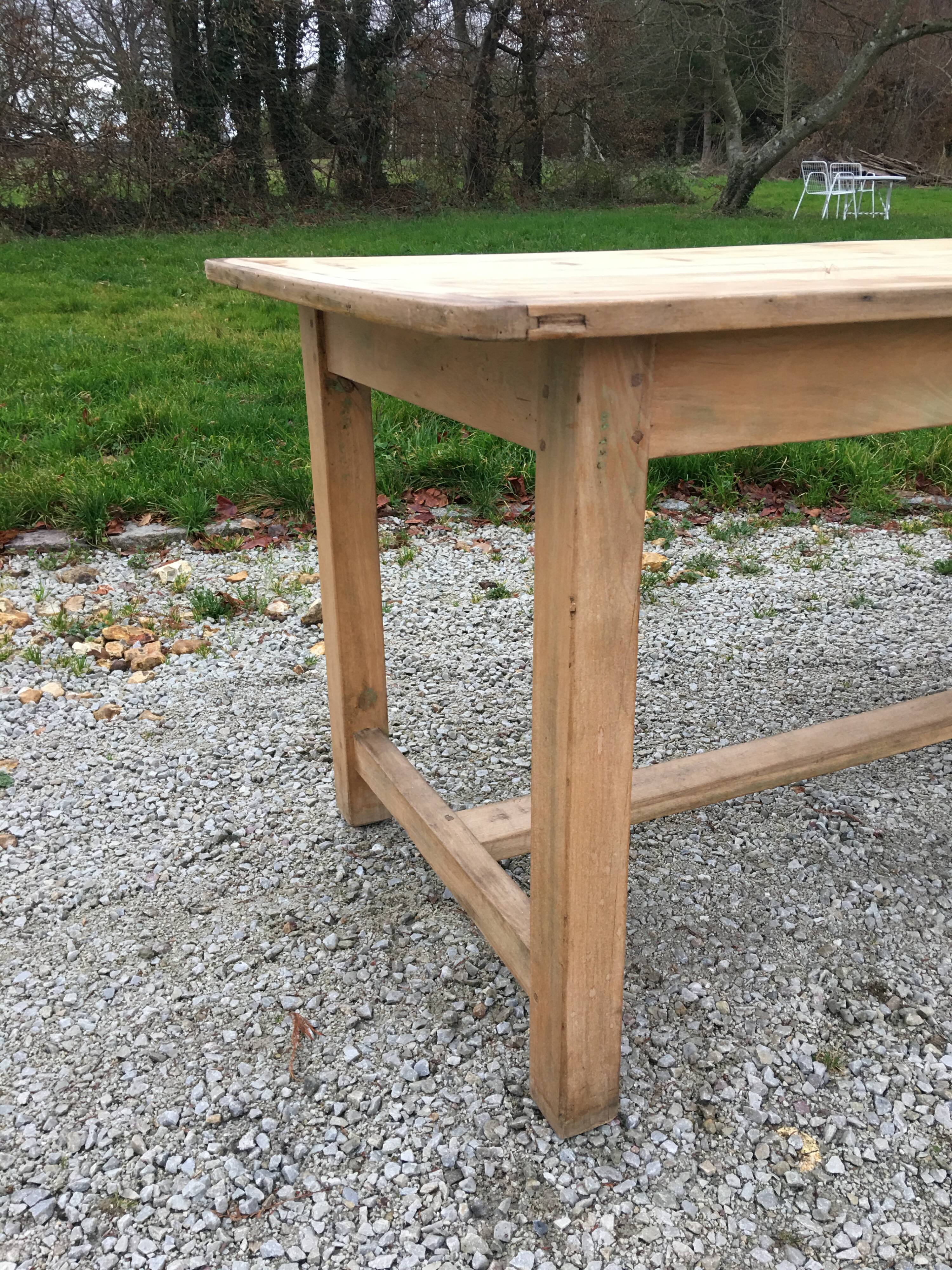 Light-coloured oak farm table
