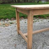 Light-coloured oak farm table