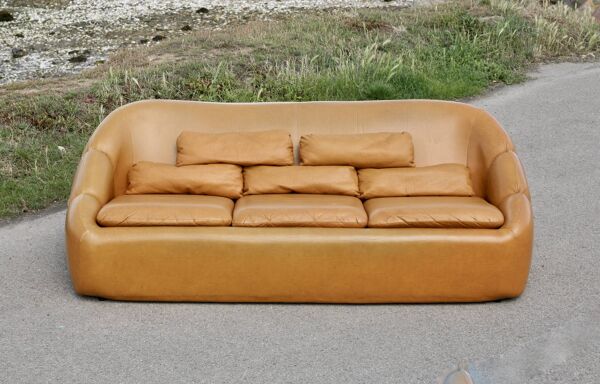 Canapé 3 places ''space age'', simili-cuir orangé,  années 70
