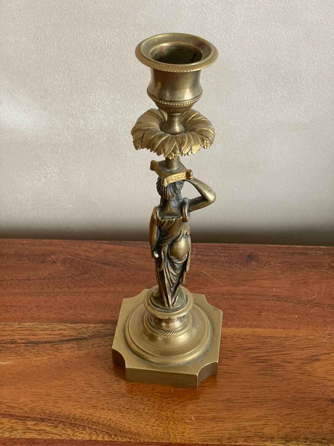 Bougeoir en laiton à décor de femme