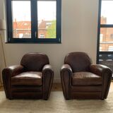 Lot de 2 fauteuils club en cuir accoudoirs ronds et cloutés