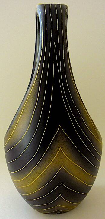 Earthenware vase decorated with yellow lines on a black and yellow background