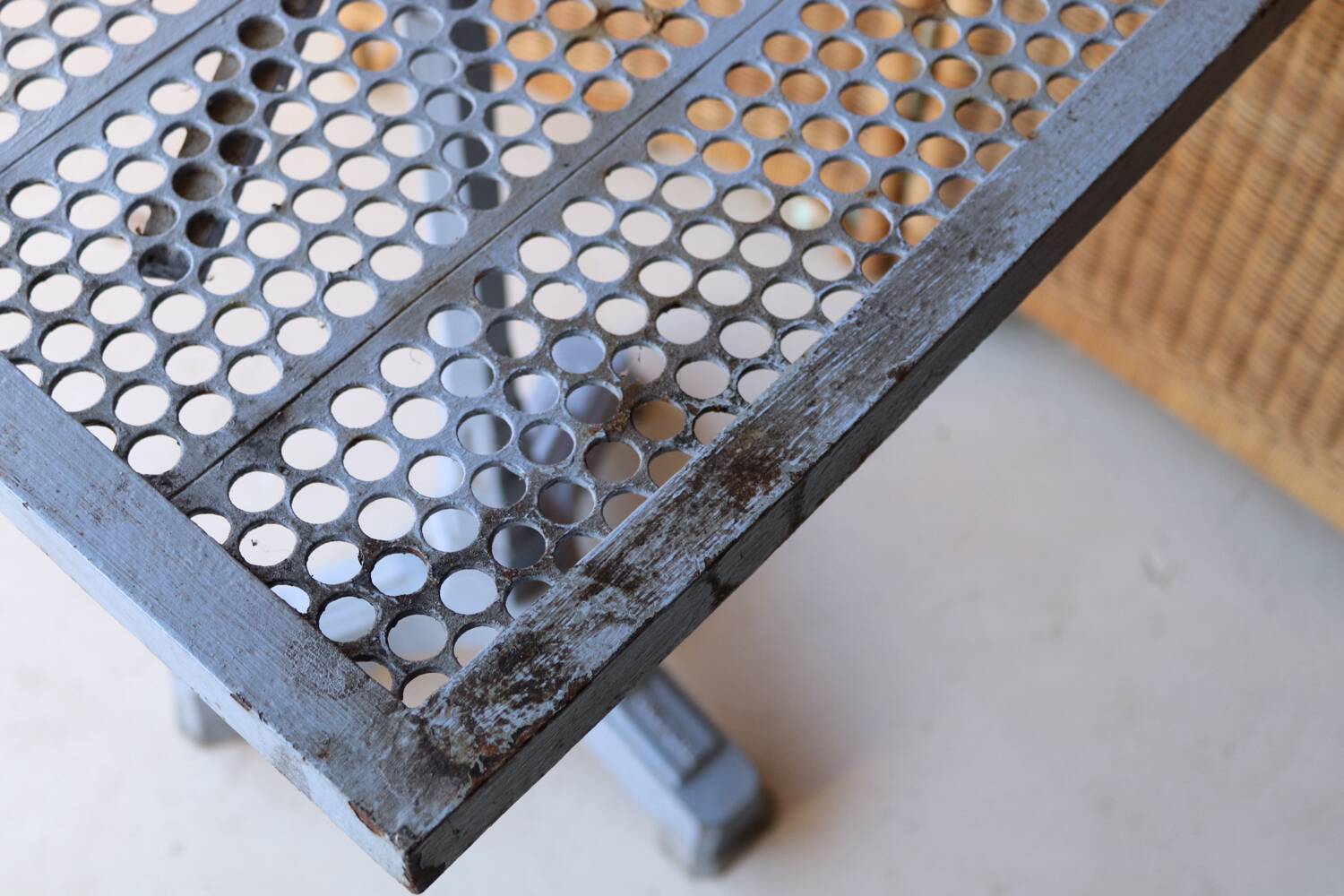 Old bistro table in cast iron and perforated metal, SIGHE Jeune Toulo