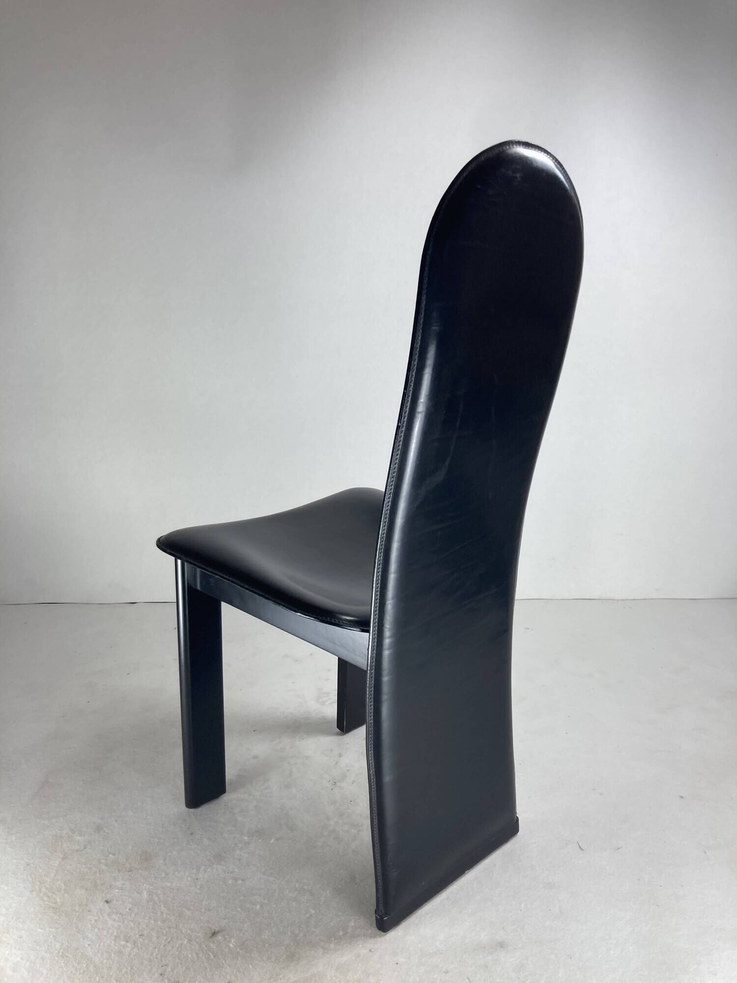 Post modern Memphis high back black leather stitched organic dining chairs, set of 6. Italy, 1980s