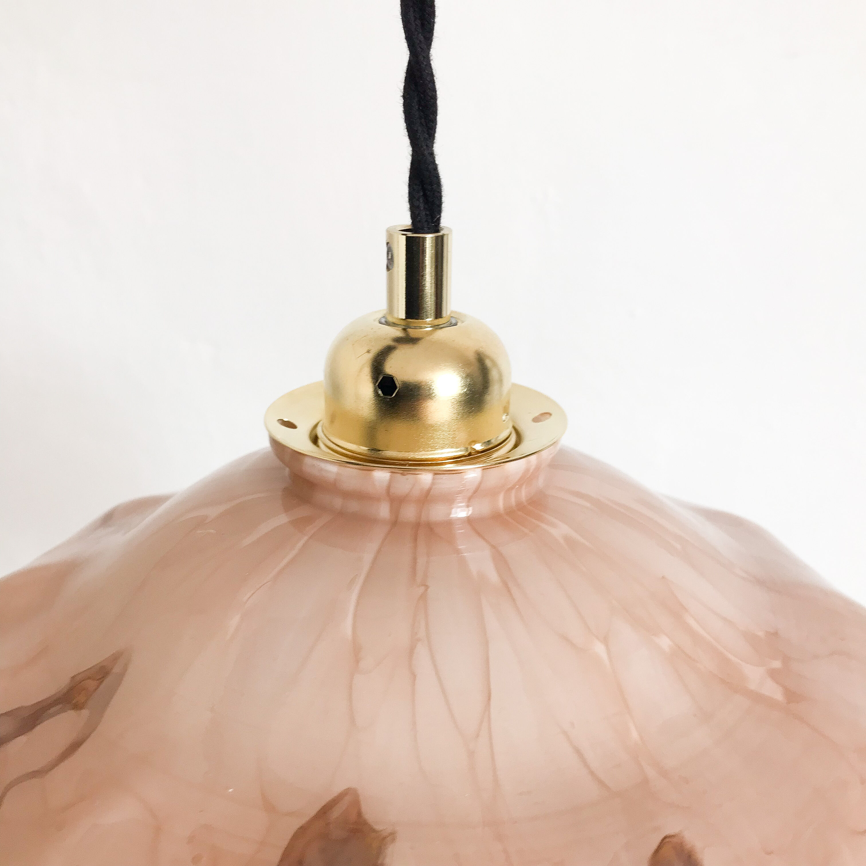 Marbled opaline suspension