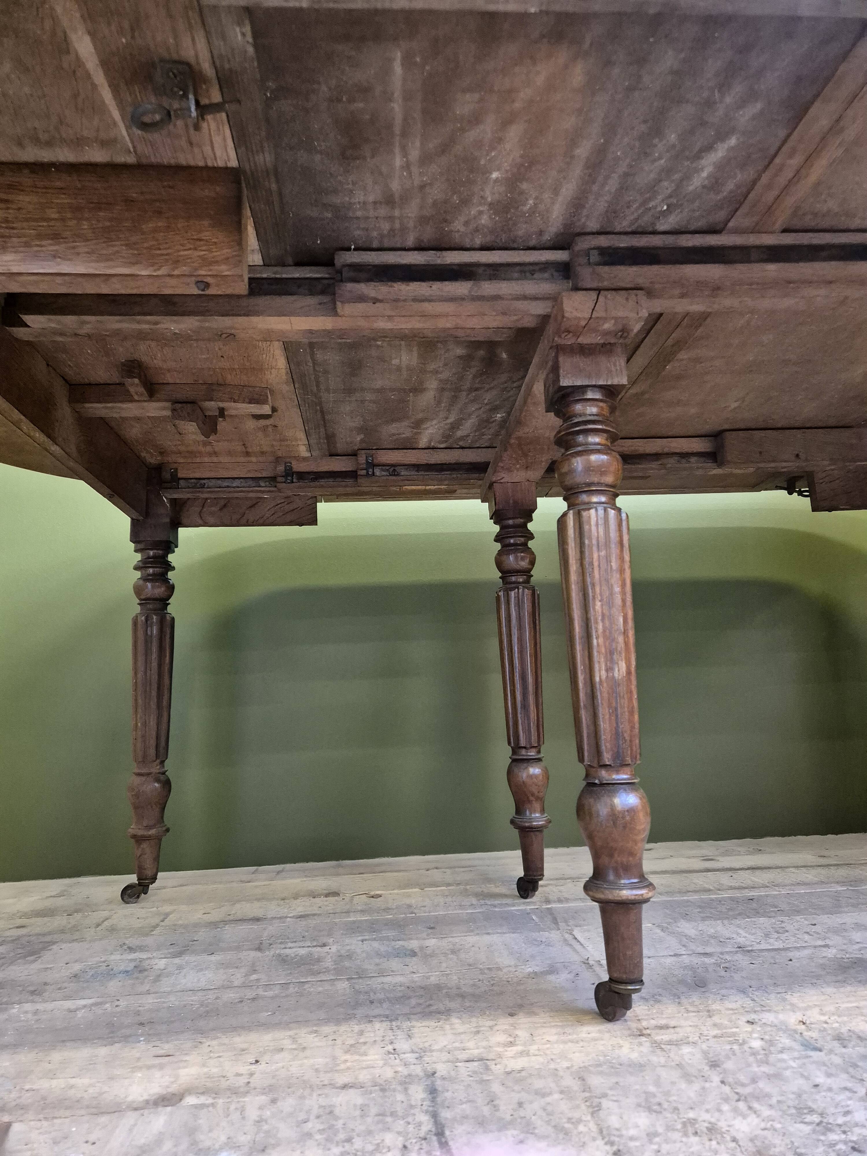 Round/rectangle table with extensions on casters