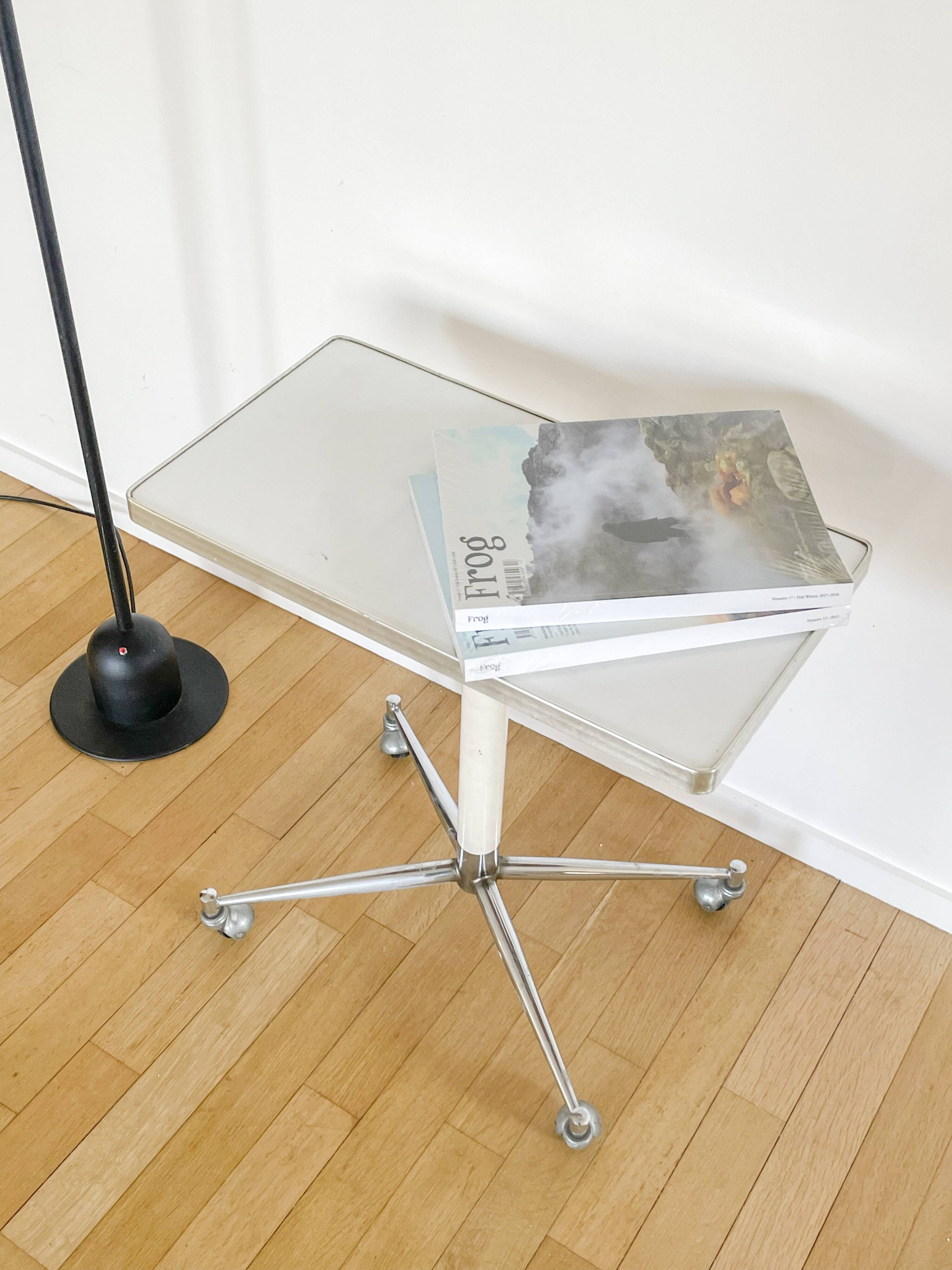 Tablet with chrome and white lacquered wheels