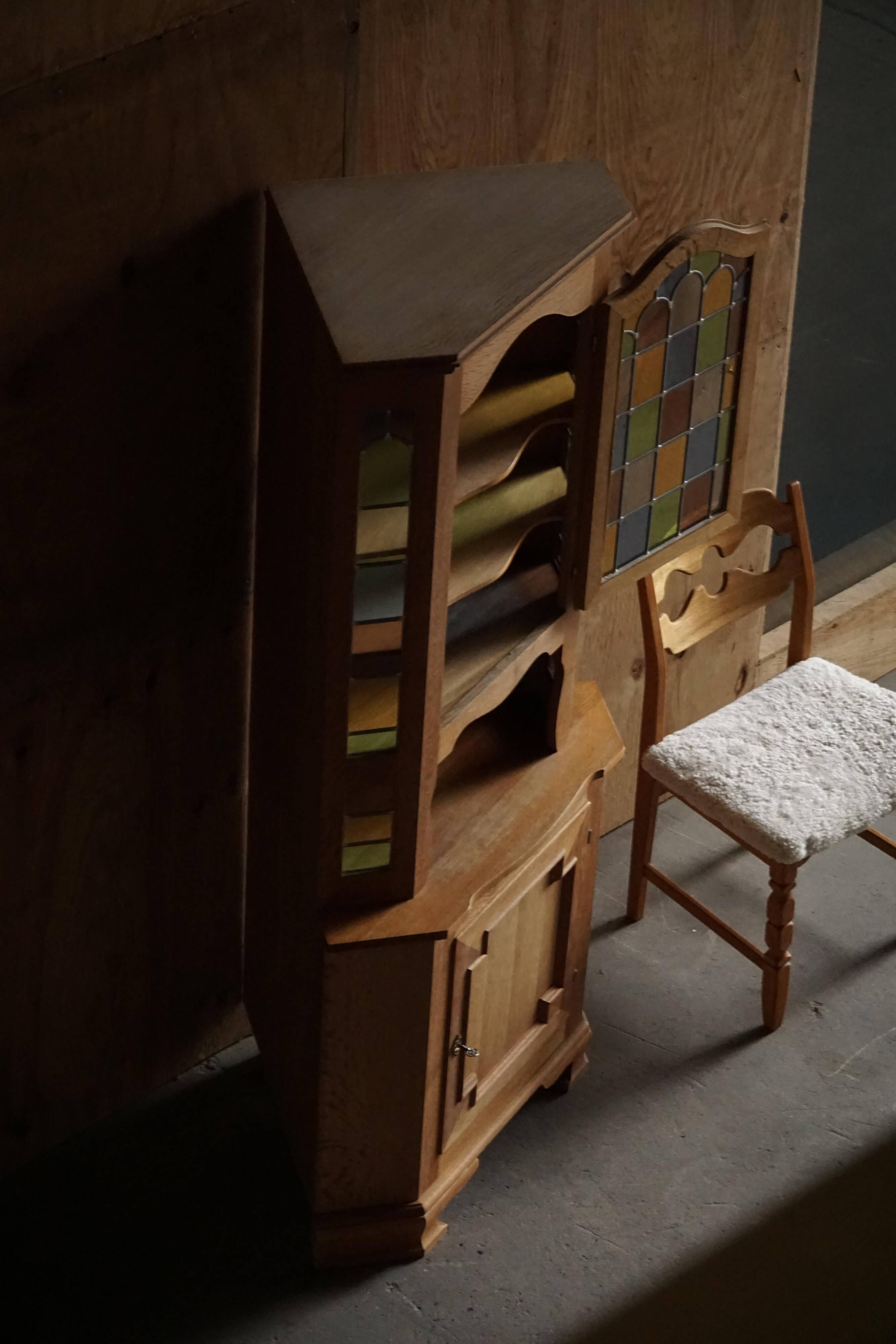Mid-century Danish corner cabinet in oak with leaded glass, 1940s.