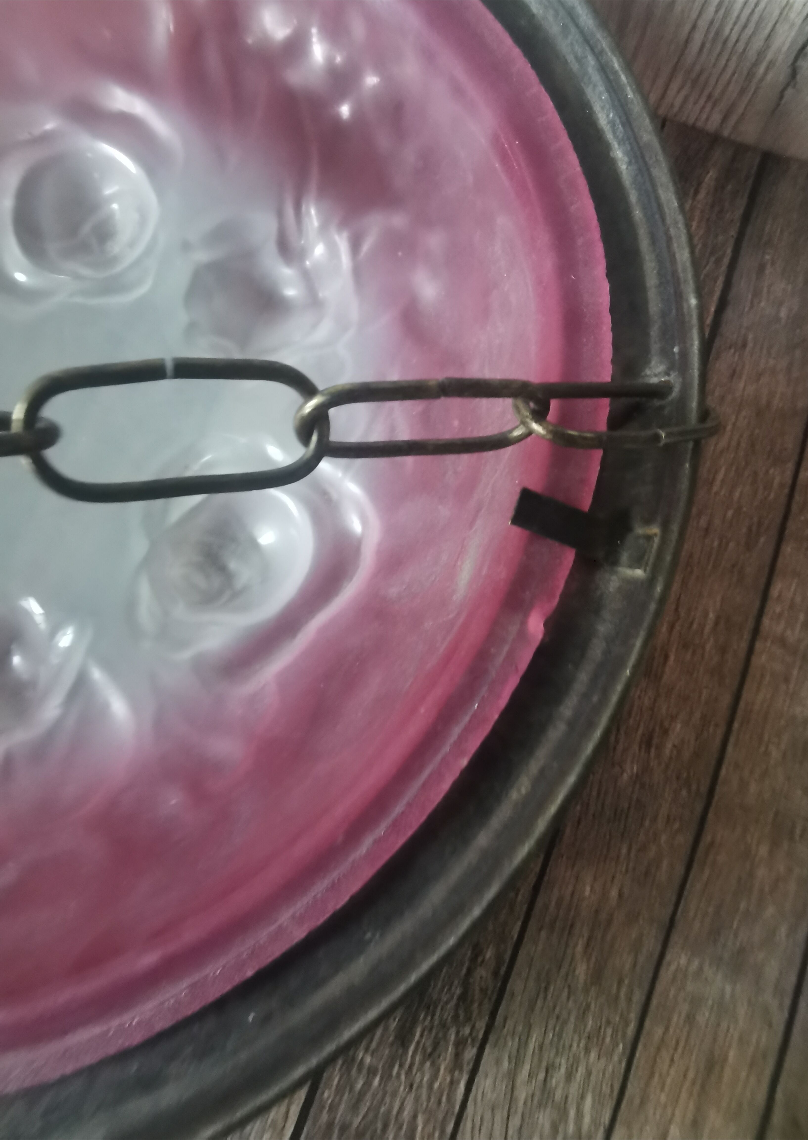 Suspension pink glass paste