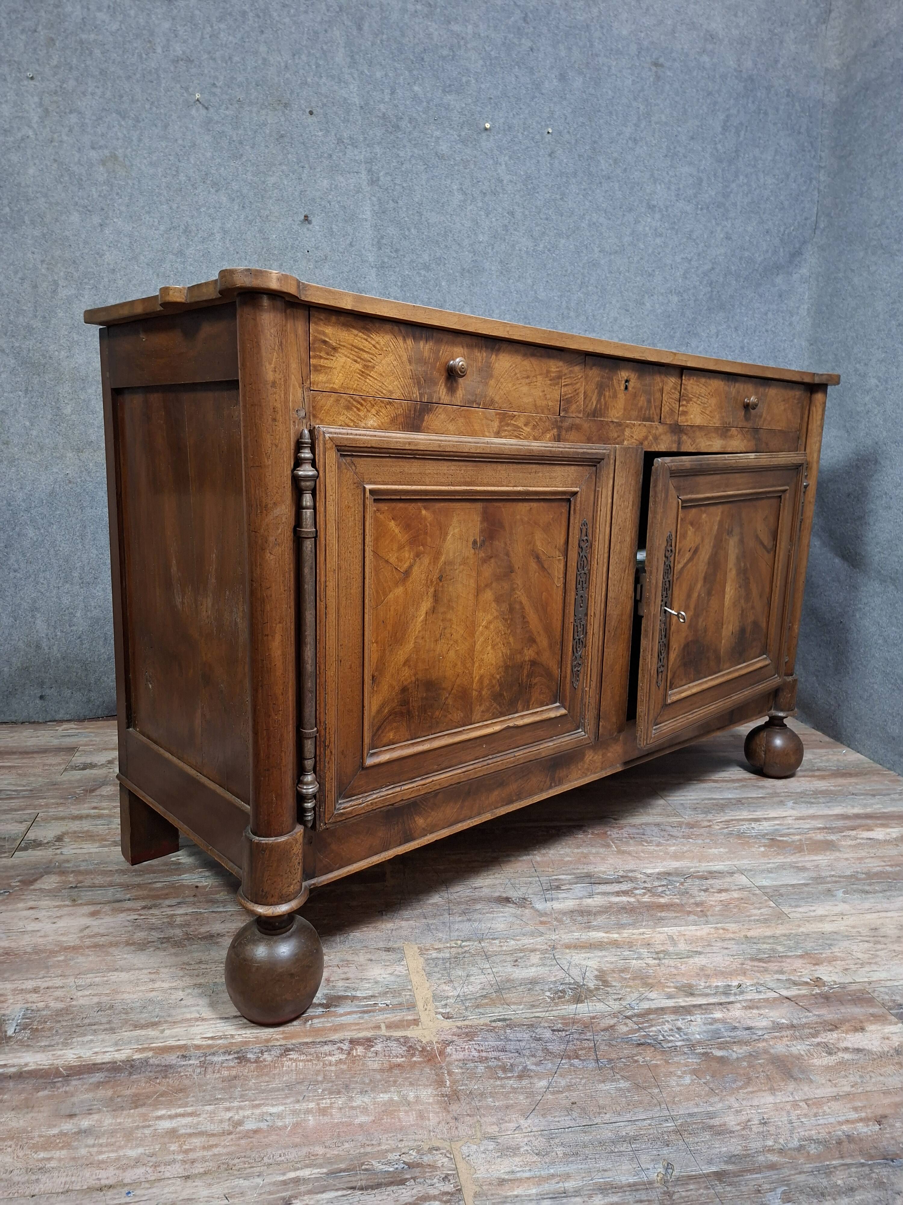 Louis-Philippe period sideboard in walnut, 19th century.