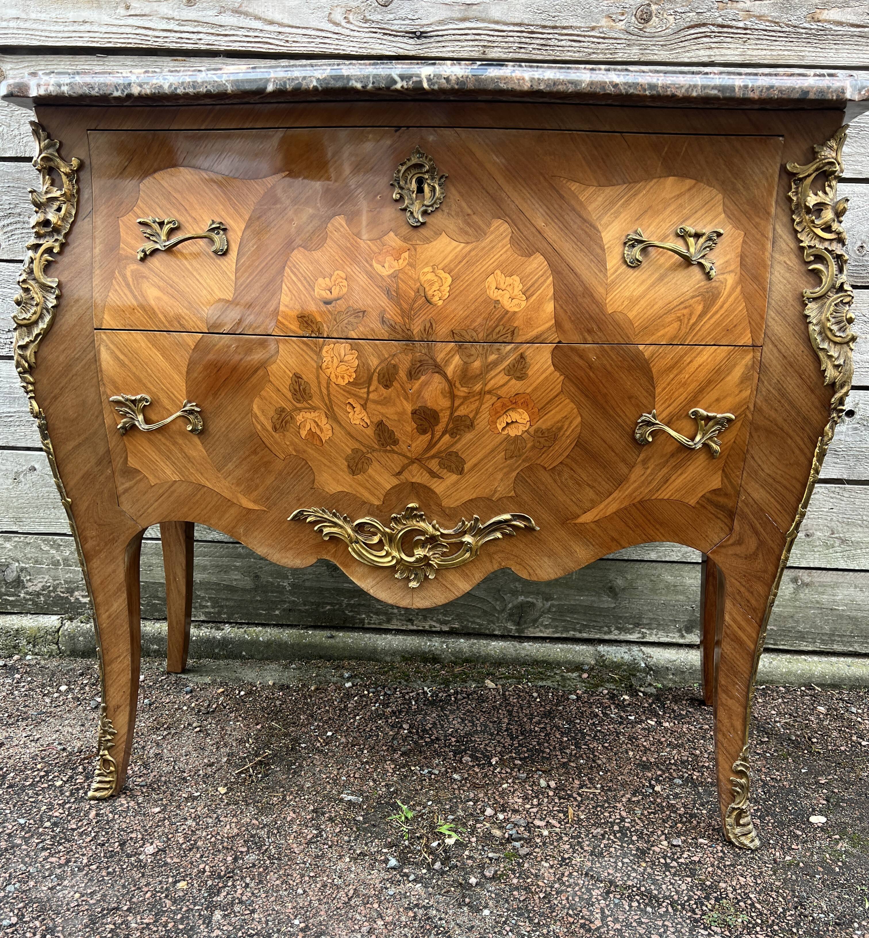 Louis XV style chest of drawers, inlaid with flowers