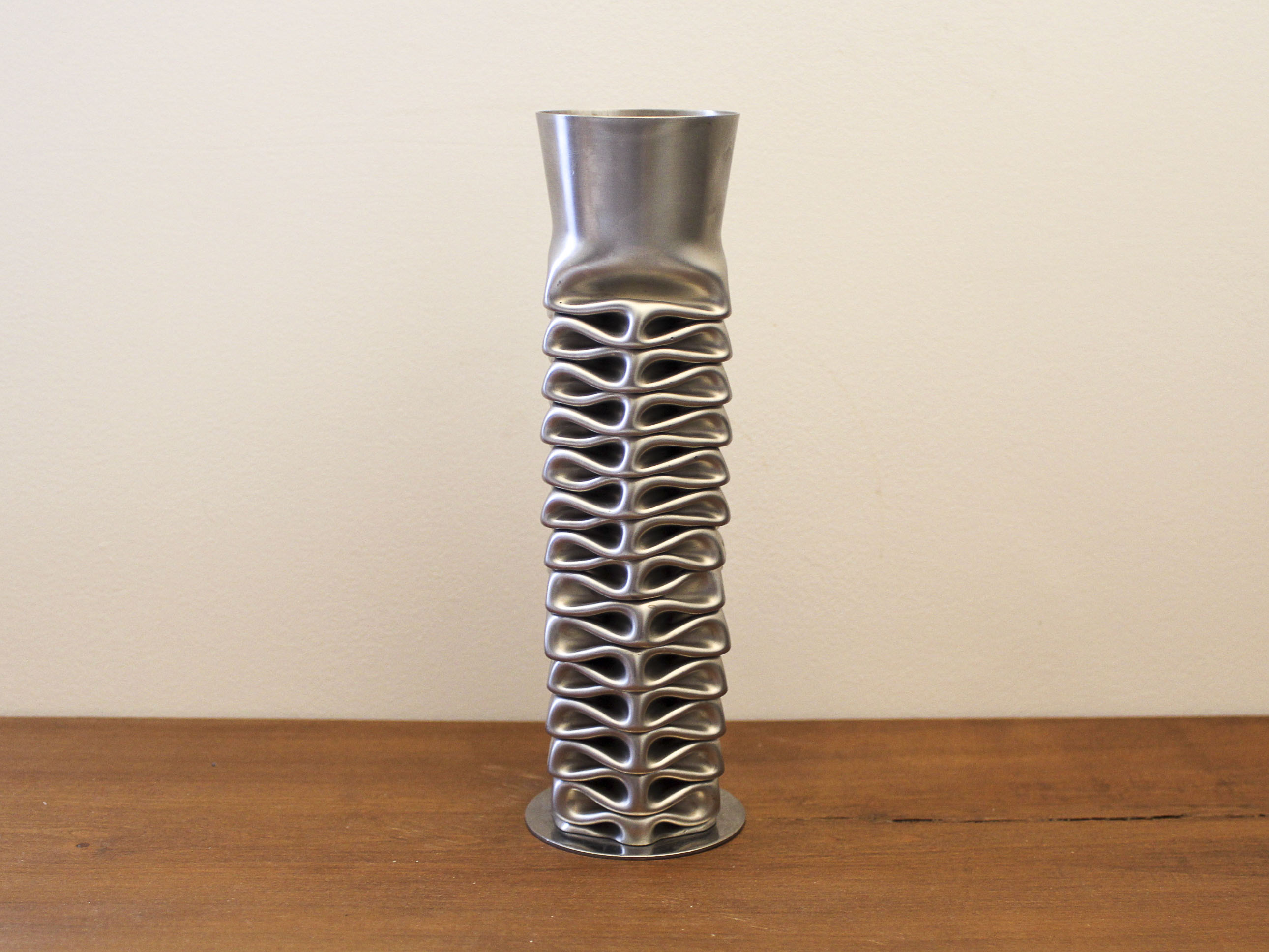 Vase en acier inoxydable compressé