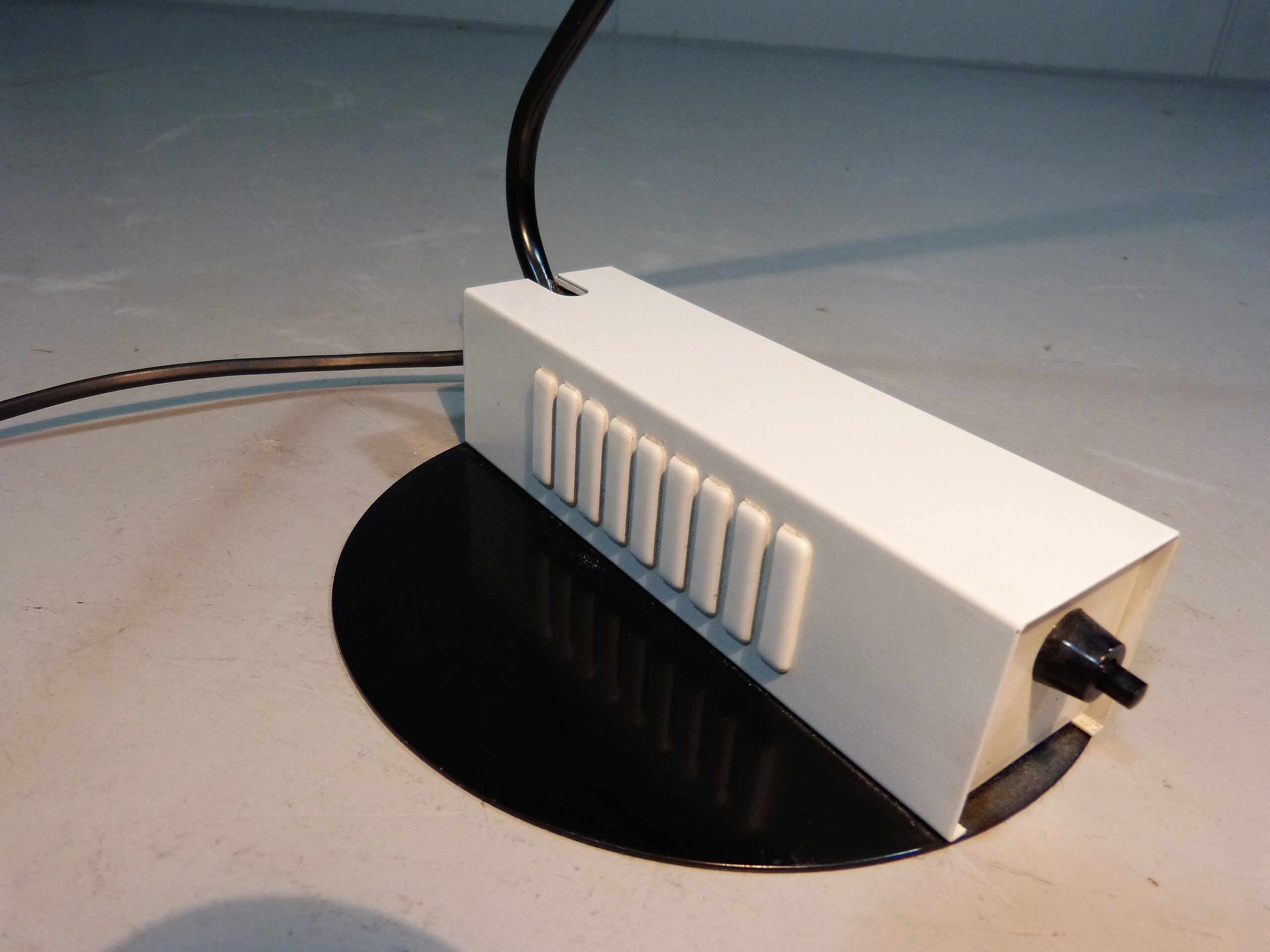 Lampe de bureau italienne en blanc et noir, années 1980