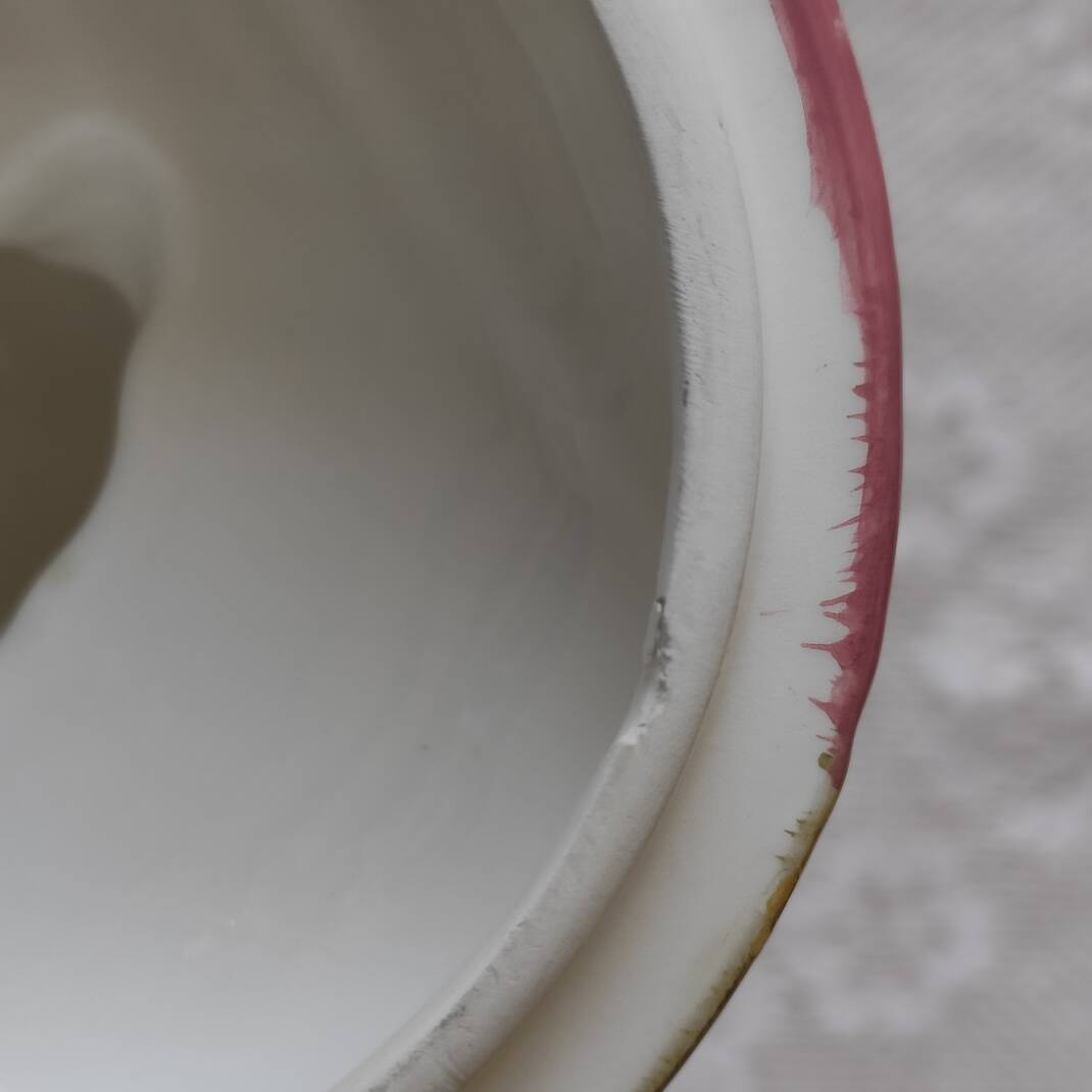 Pot slip woman with bouquet