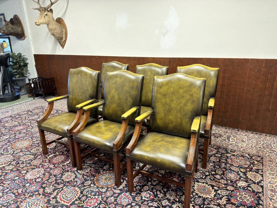 Ensemble de chaises présidentielles Chesterfield anglaises classiques.
