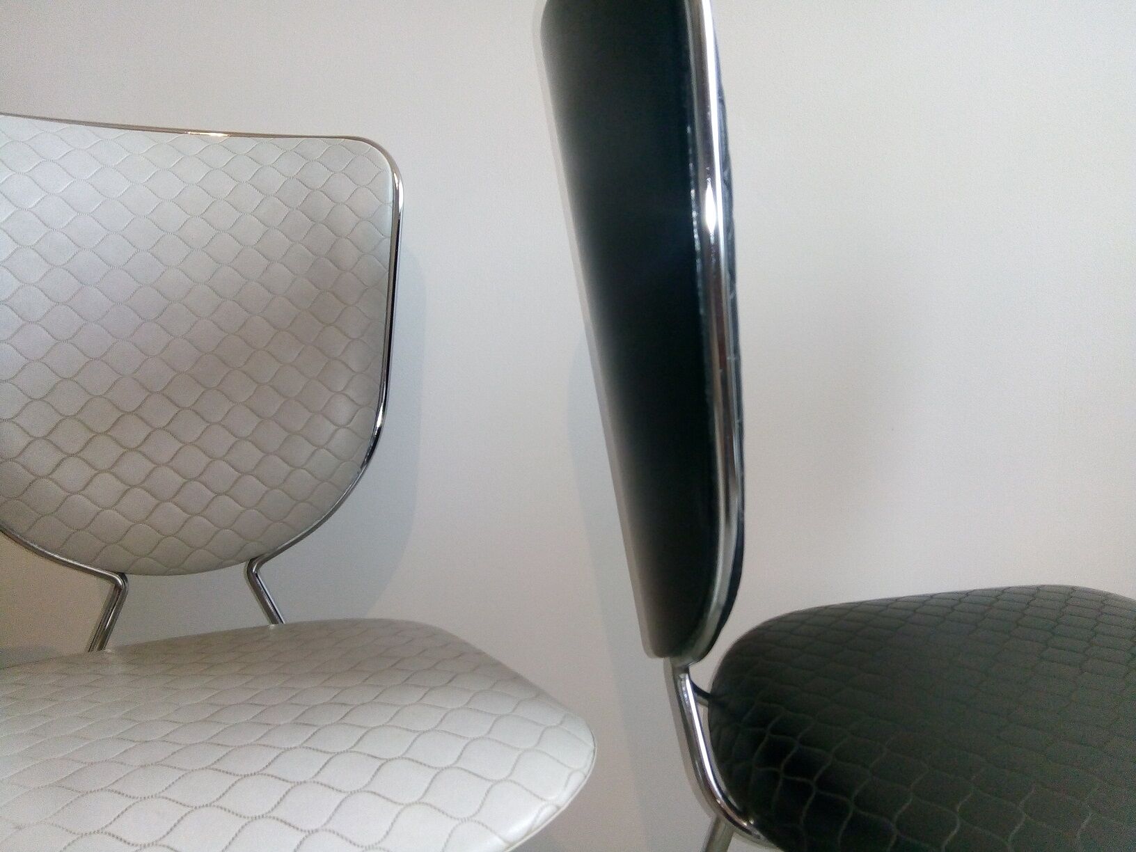 Lot de 4 chaises  soudexvinyl skai gauffré noir et blanc