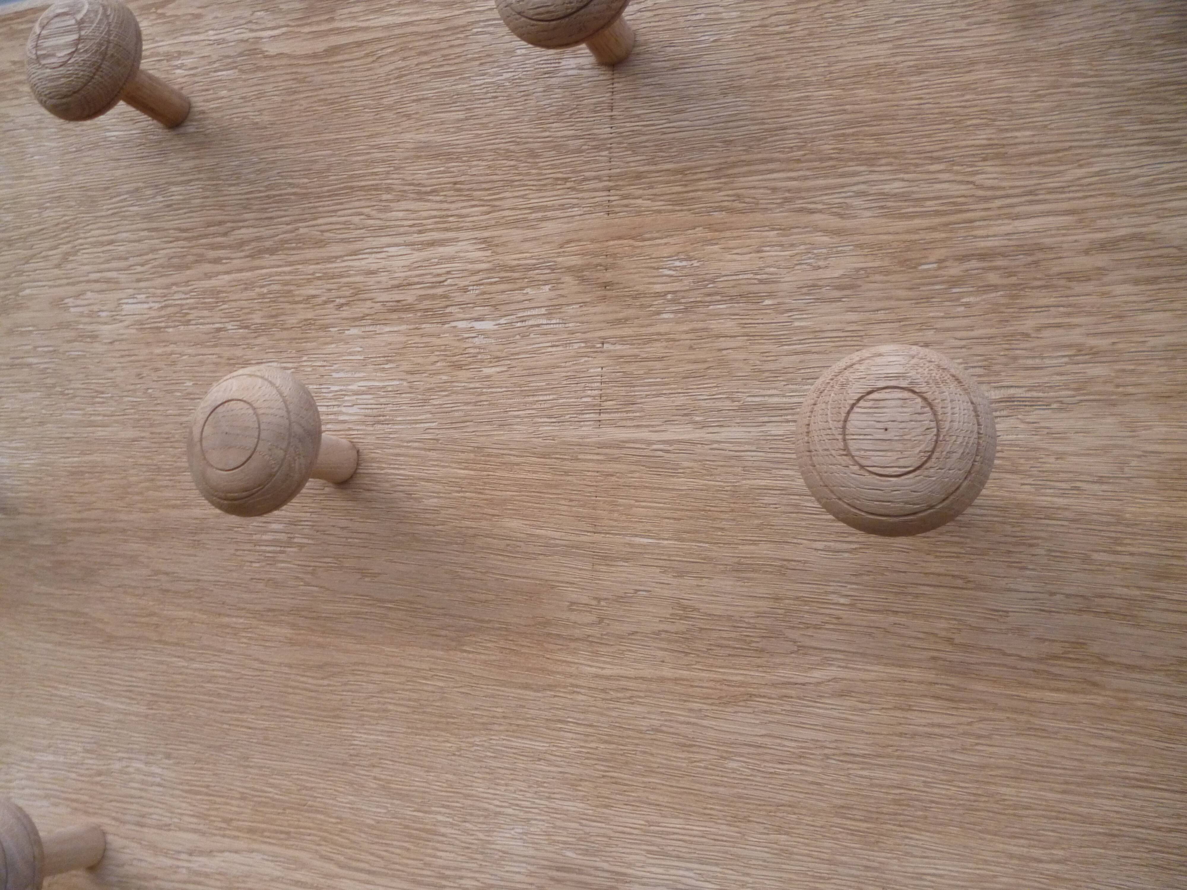 Wall coat rack in oak.