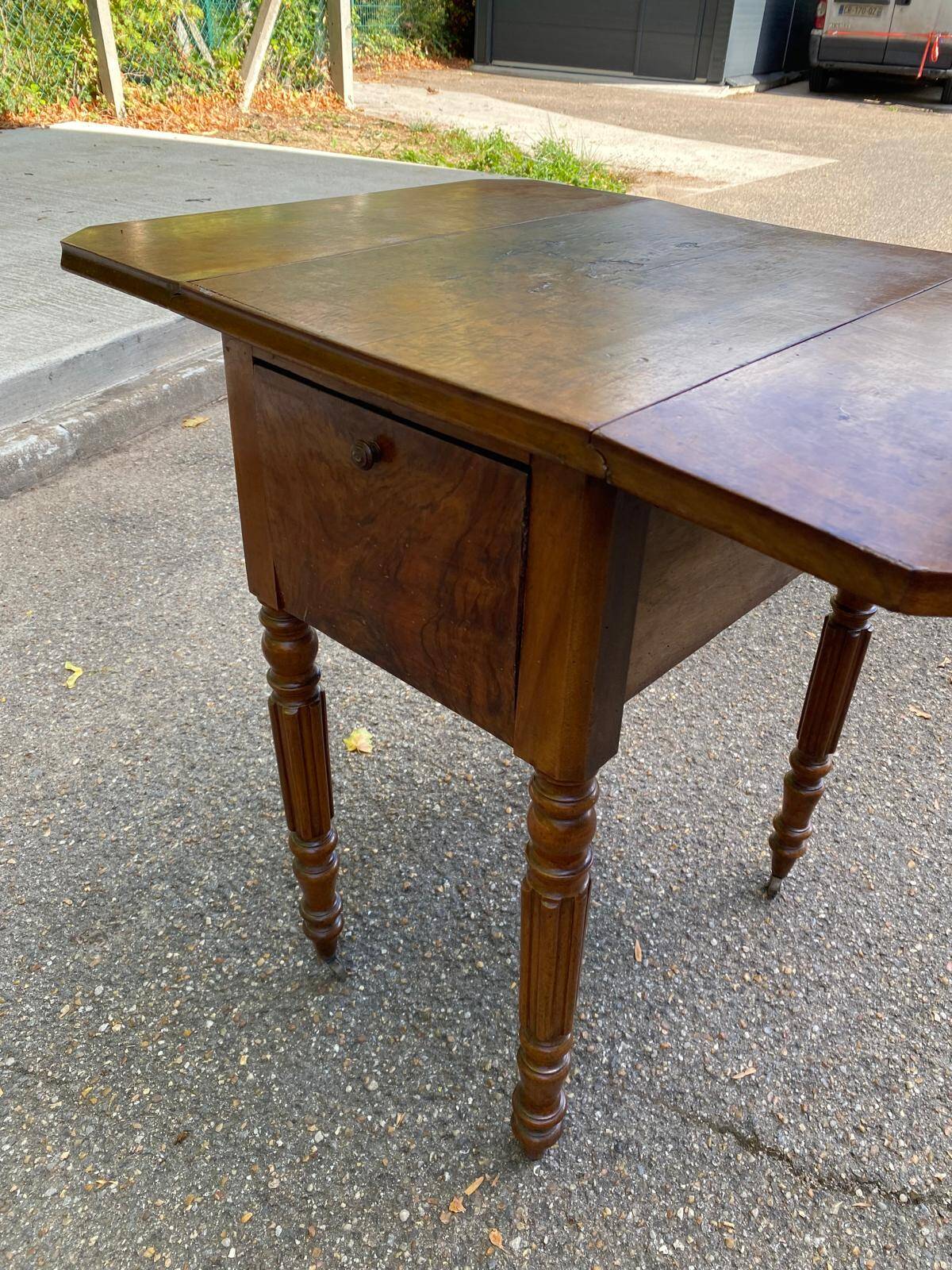 Victorian Pembroke table from the 19th century in walnut burr with drop-leaves.