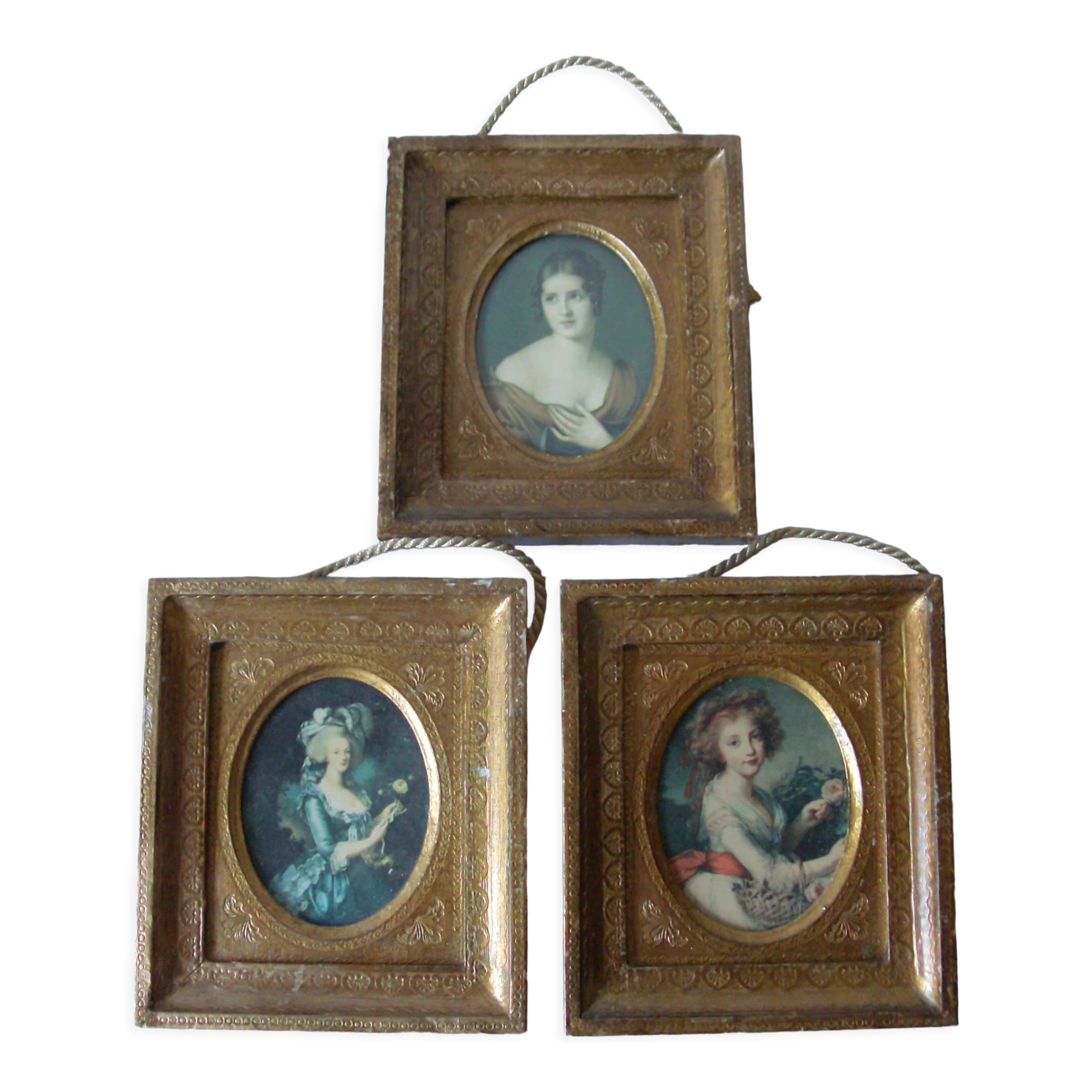 Set of 3 old frames in gilded wood and glass oval image medallion in the center