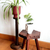Tabouret tripode brutaliste pieds crayons
