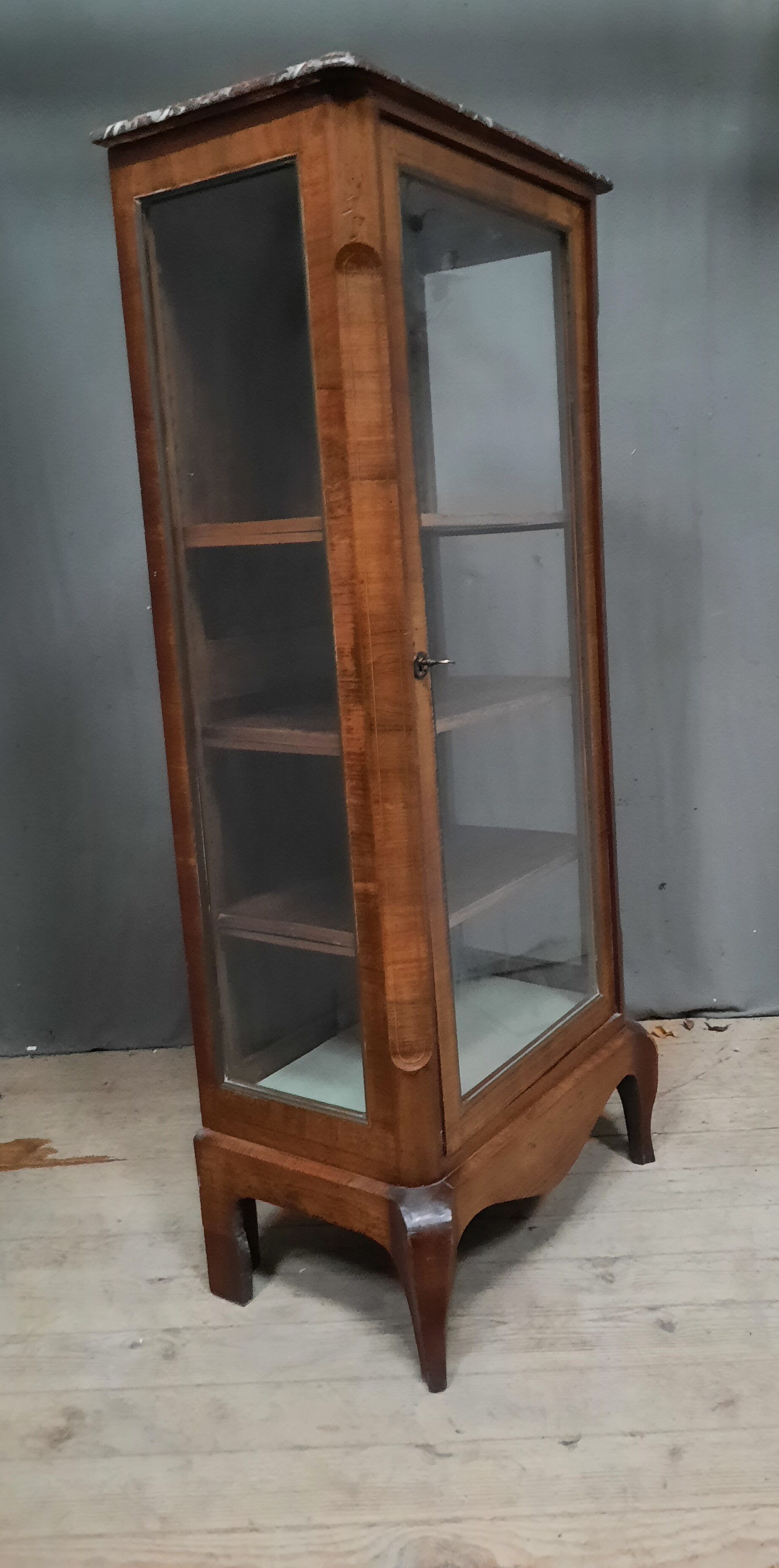 Vitrine en plaquage style Louis XV