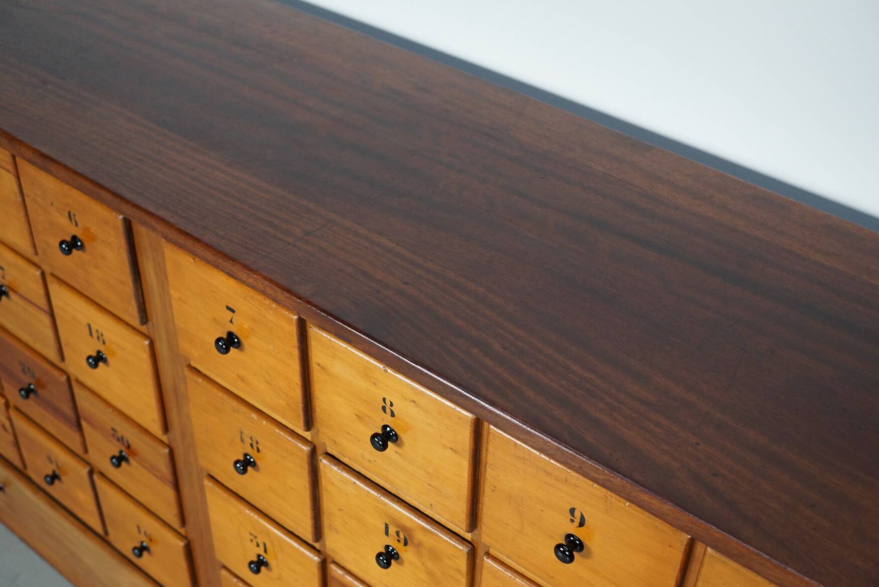 Grande apothicairerie / meuble d'école industrielle néerlandaise en hêtre, milieu du 20e siècle