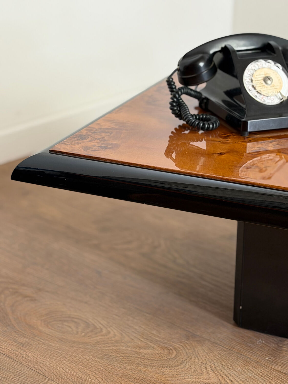 Vintage coffee table – wood burl and black lacquer, in the style of Ma.