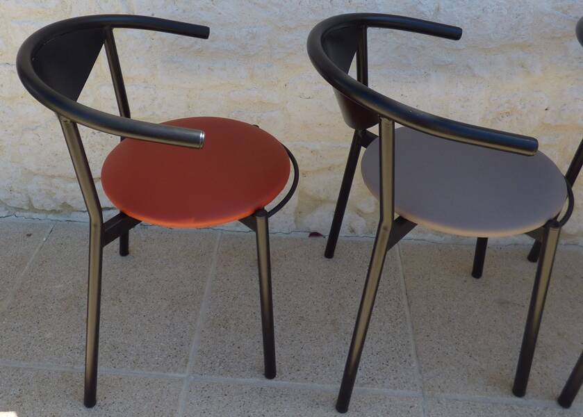 4 gondola-style chairs with a sturdy metal frame and faux leather.