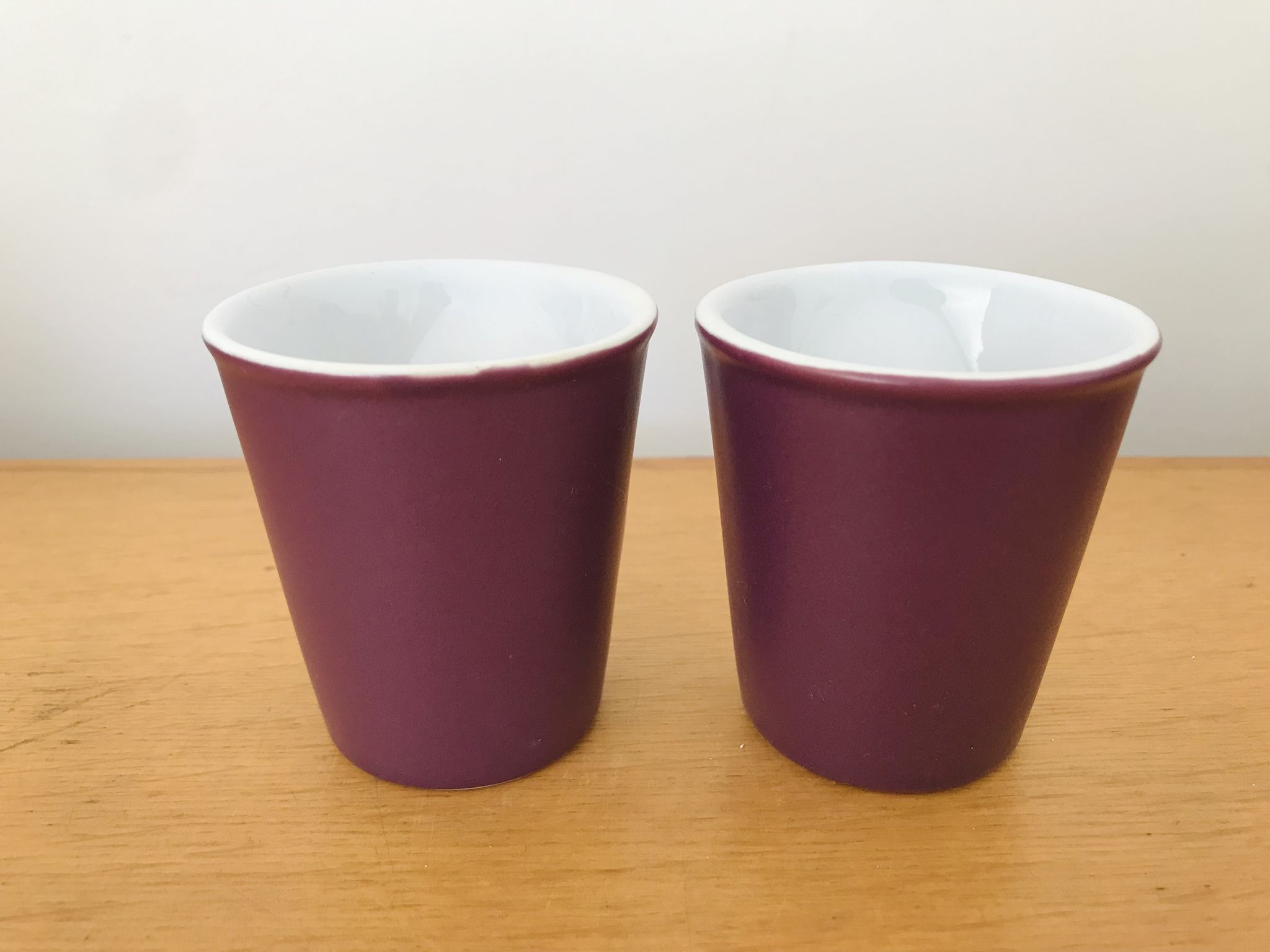 Lot 2 tasses porcelaine blanc et violet Revol