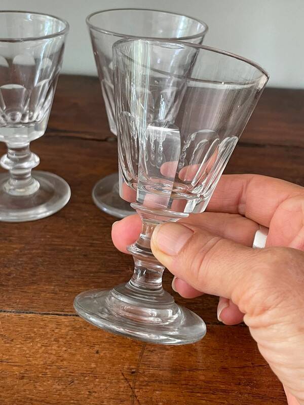 4 verres à vin blanc en cristal taillé à côtes plates modèle Caton