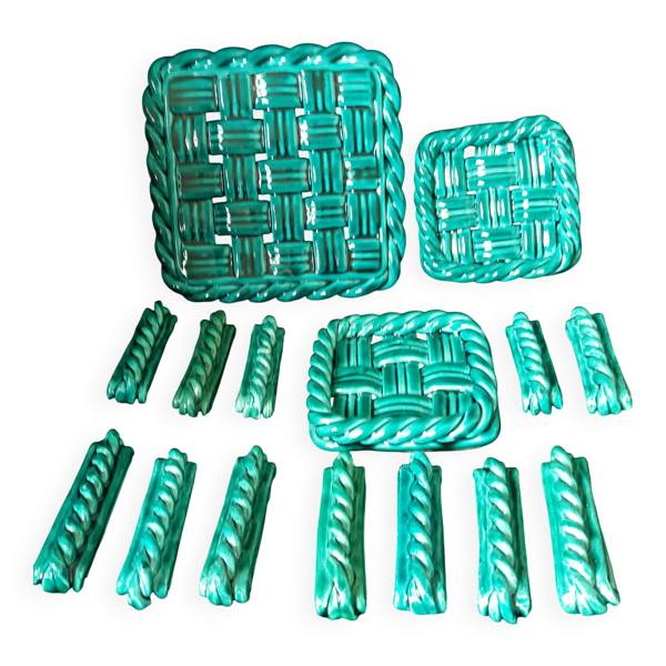 Dessous de plat et bouteille, porte-couteau barbotine tressée vert émeraude