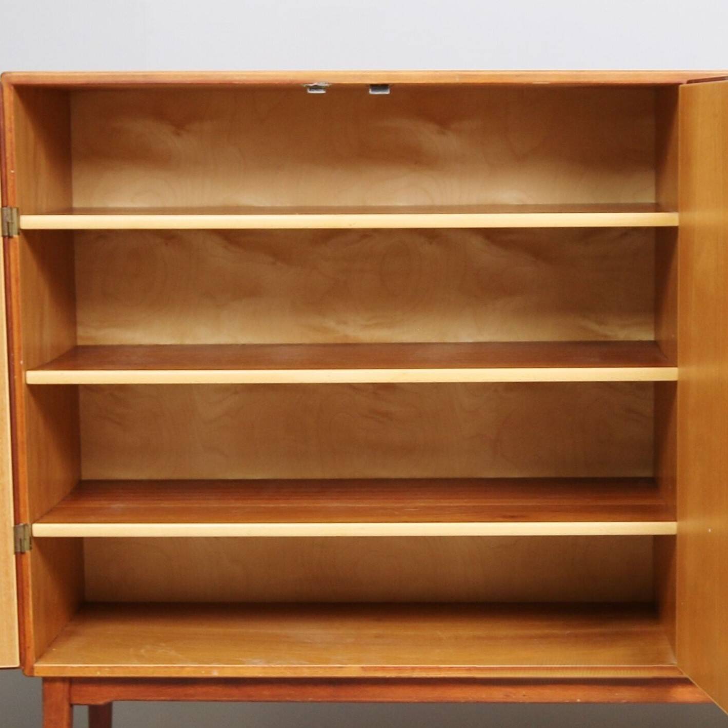 Buffet vintage en acajou avec rangements et tiroirs – Suède, années 1960