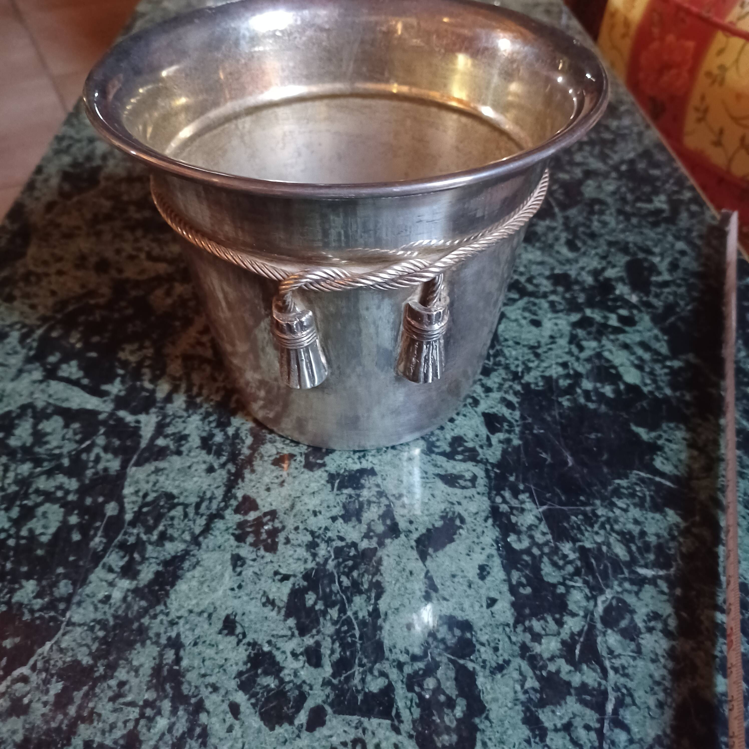 Ice bucket