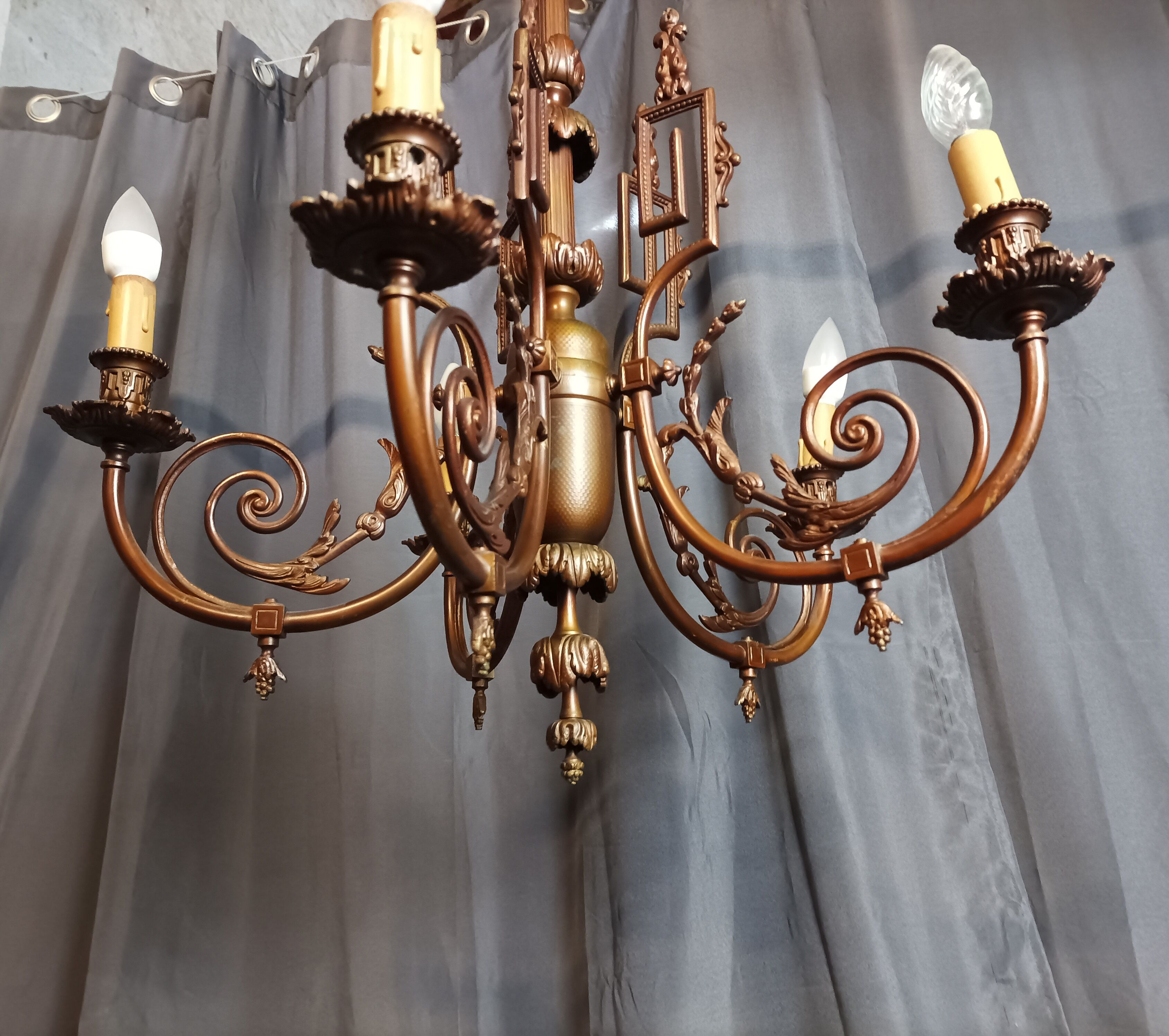 Louis XVI chandelier in bronze and brass