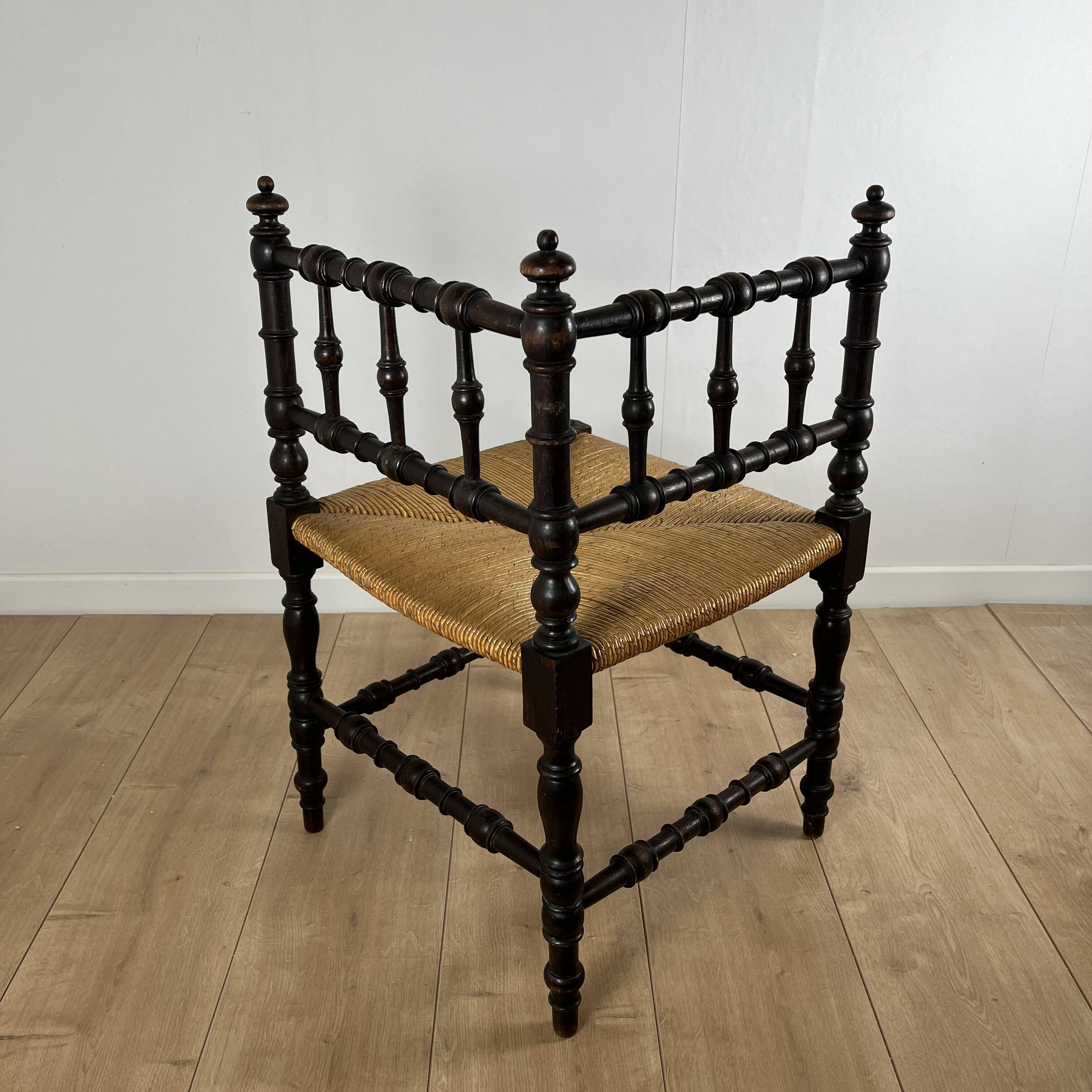 Corner chair in carved wood and straw, late 19th century.