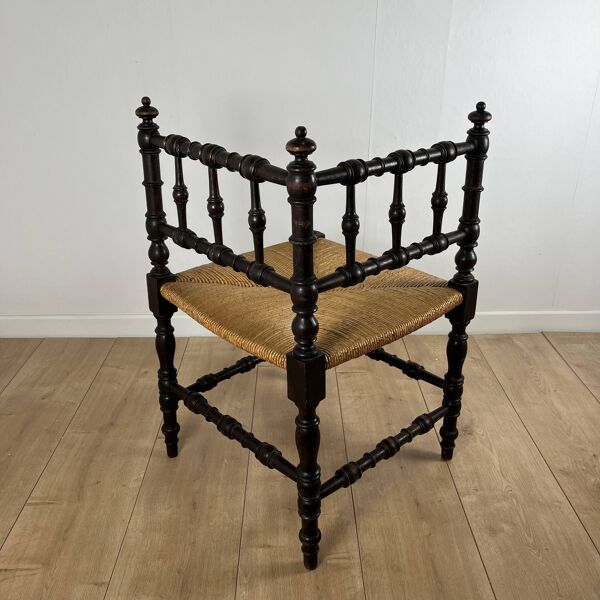 Chaise d'angle en bois sculpté et paille fin XIXème s.