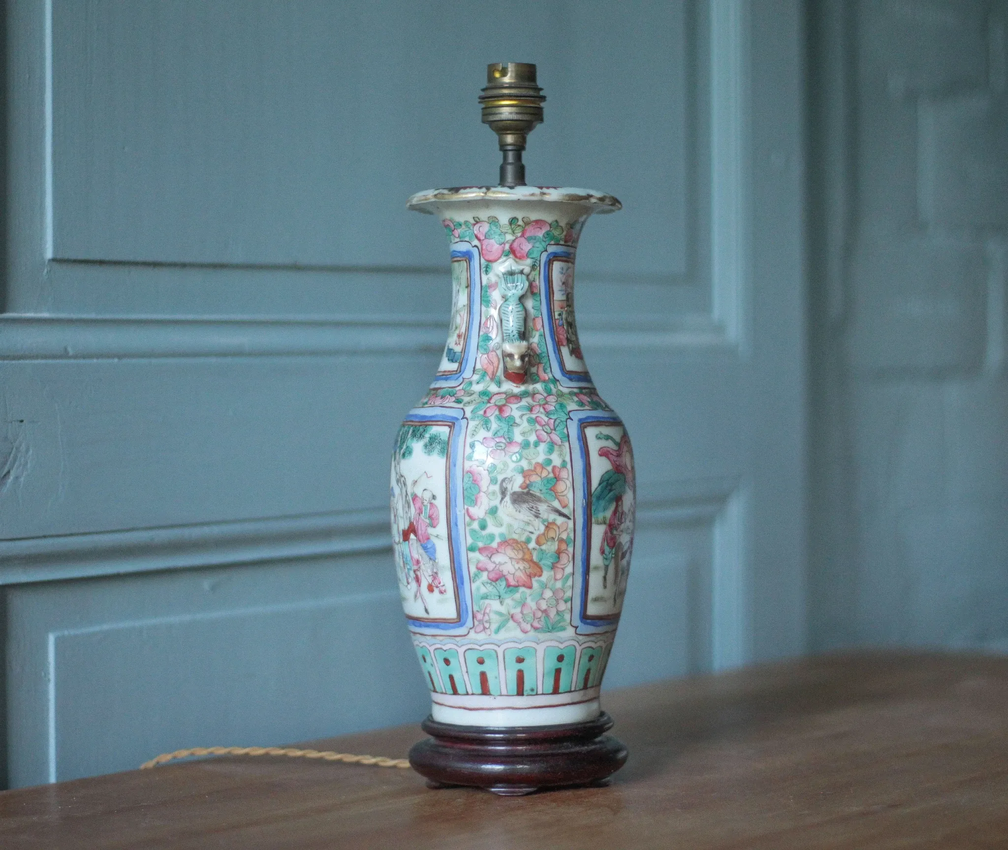 Canton porcelain table lamp, Chinese lamp with polychrome decoration.