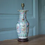 Pied de lampe de table en porcelaine de Canton, décor polychrome, Chine