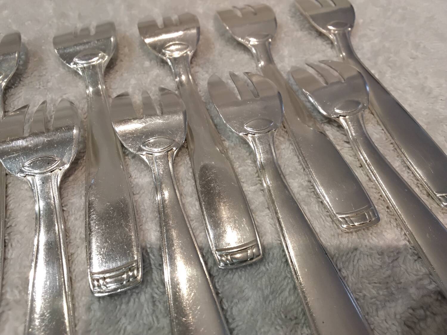 11 silver-plated oyster forks by Ercuis silversmiths, Chaumont pattern