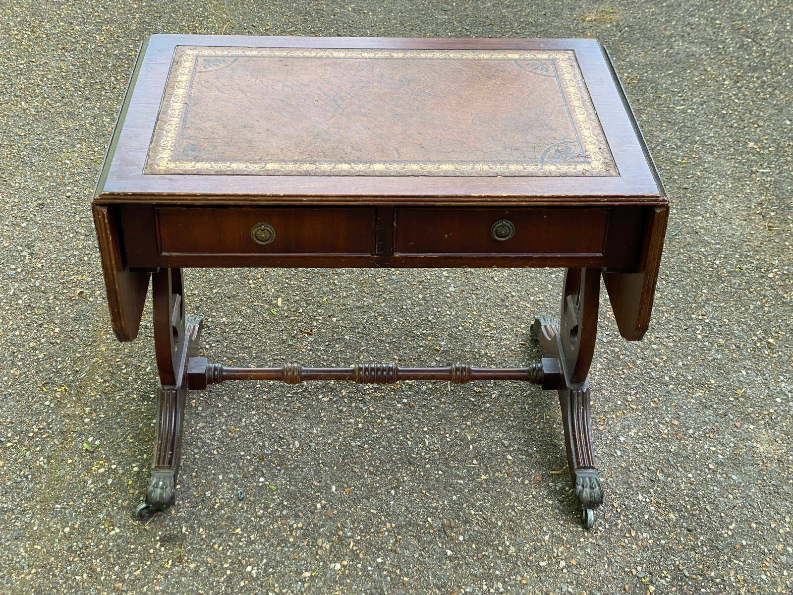Victorian English extendable coffee table made of solid mahogany and leather.