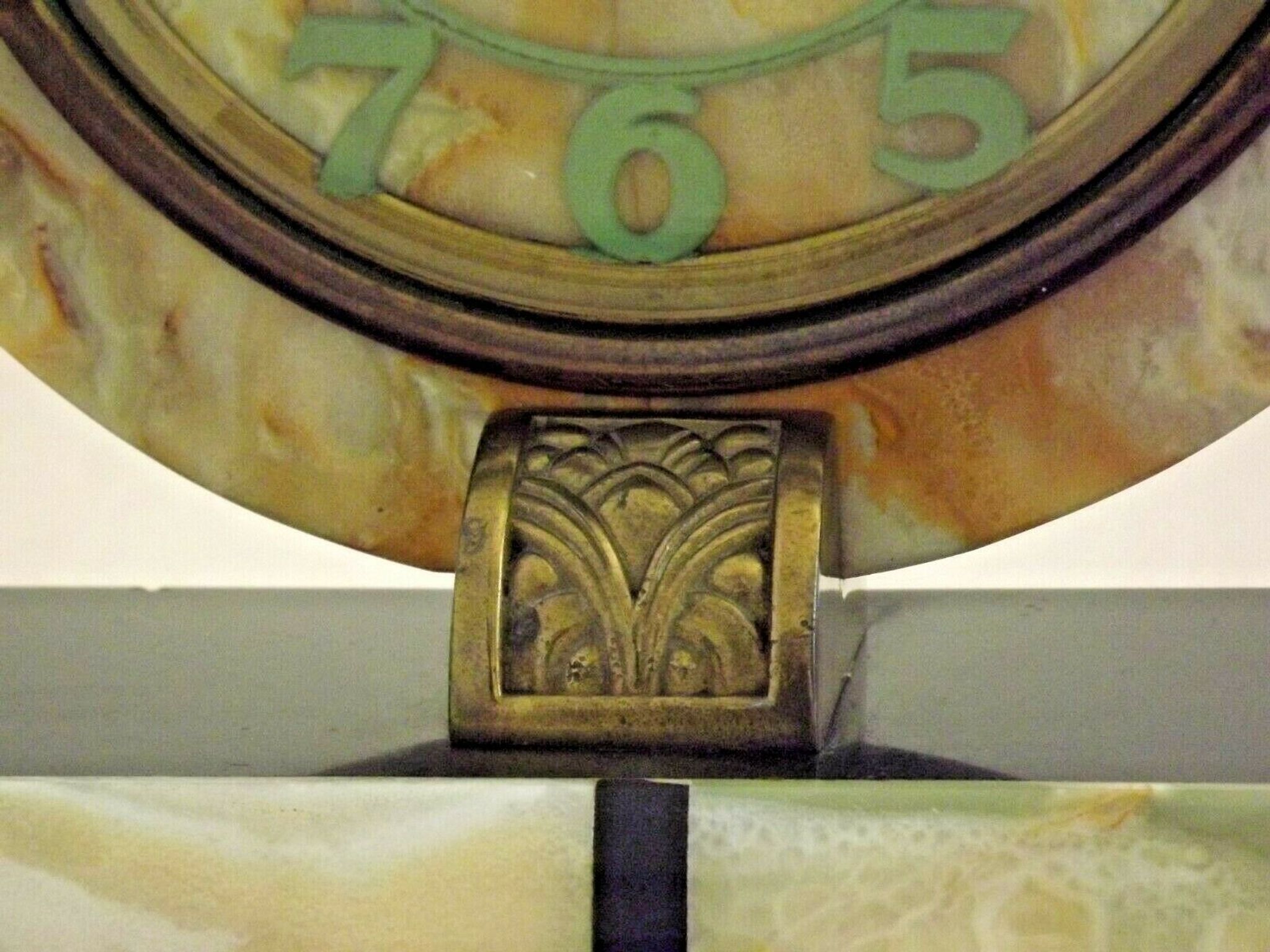 Horloge art déco marbre onyx & brass avec une gazelle spelter bronzée