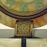 Horloge art déco marbre onyx & brass avec une gazelle spelter bronzée