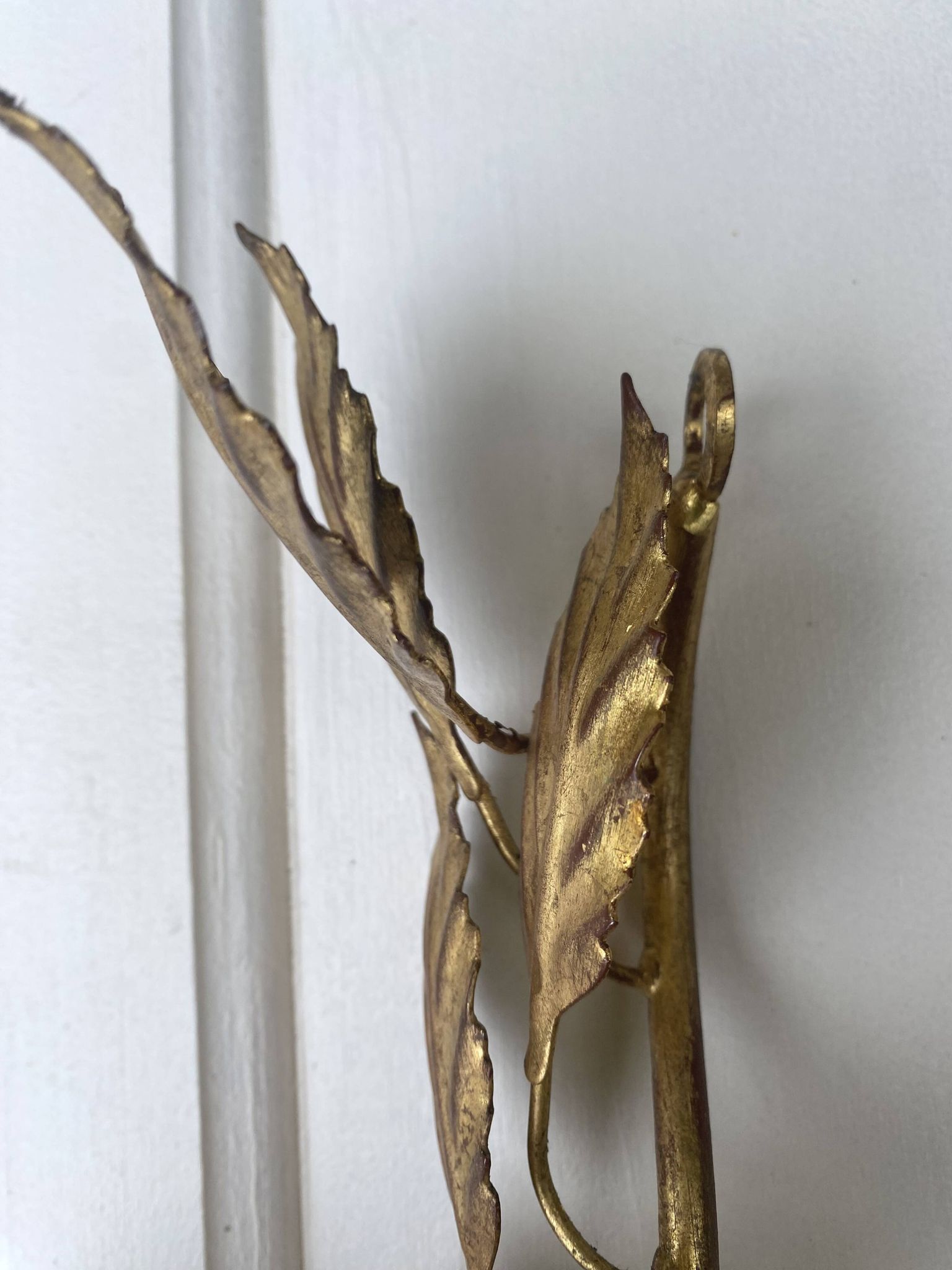 Pair of Italian wall sconces in gilded metal – Stylized foliage